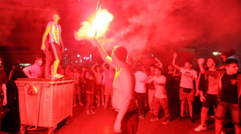 Περαία μου, Περαία μου: Ξέφρενο γλέντι στο Πασαλιμάνι μετά το θρίαμβο του Ολυμπιακού (εικόνες)